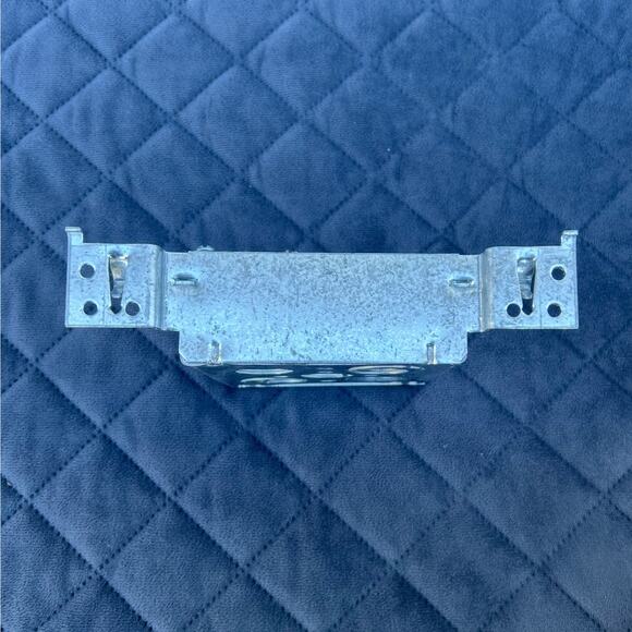 ─୨ৎ─ 4" Square Galvanized Electrical Junction Box W/ Bracket (4E-088) - Picture 3 of 4